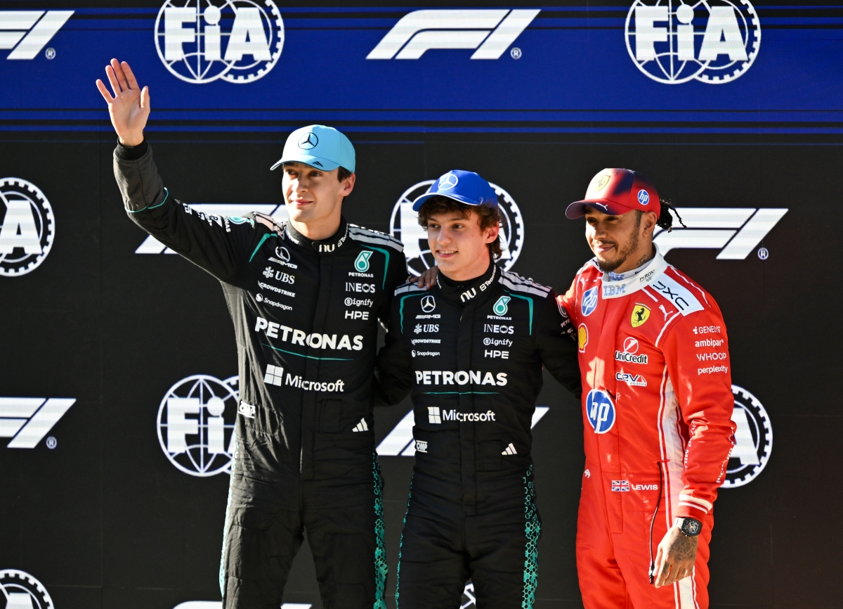 كيمي أنتونيلي متوسطاً لويس هاميلتون وجورج راسل