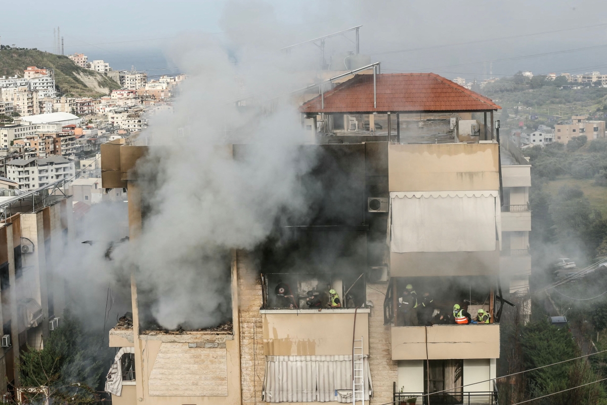 دخان غارة إسرائيلية على مشارف صيدا (أ ف ب)