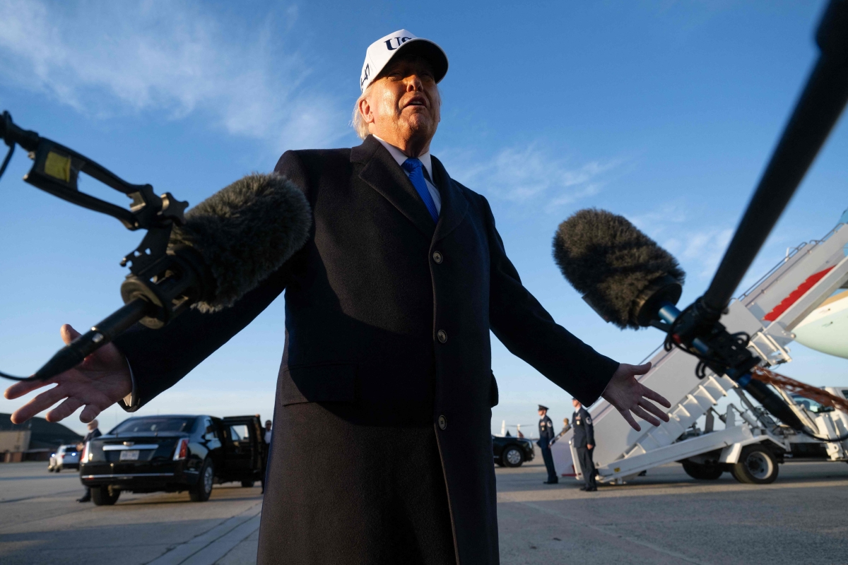 ترامب‏ يتحدث إلى صحافيين في قاعدة أندروز المشتركة في ماريلاند (أ ف ب)