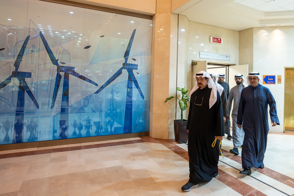 العبدالله خلال زيارة «الكهرباء» بحضور المخيزيم