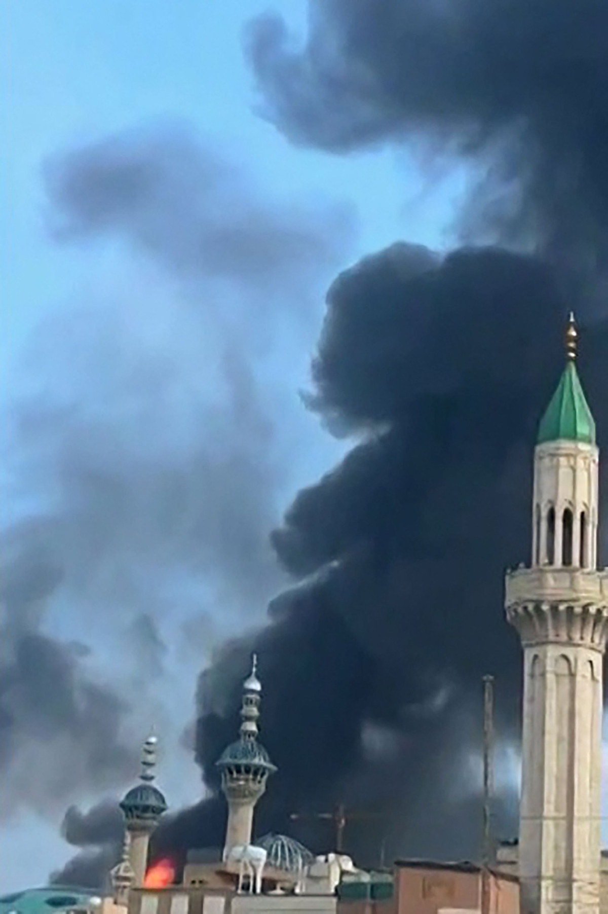 دخان غارات إسرائيلية - أميركية على أصفهان (أ ف ب)