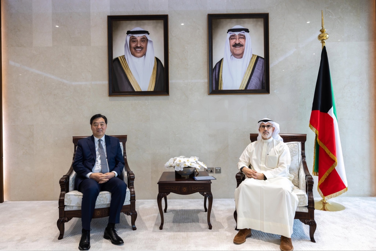 وزير الخارجية مستقبلاً المبعوث الصيني