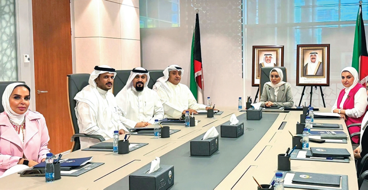  الحويلة خلال اجتماع سابق مع أعضاء مجلس إدارة الجمعية الكويتية للوقاية من التفكك الأسري