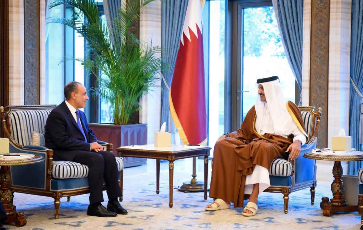 تميم بن حمد مستقبلاً عبدالعاطي في الدوحة