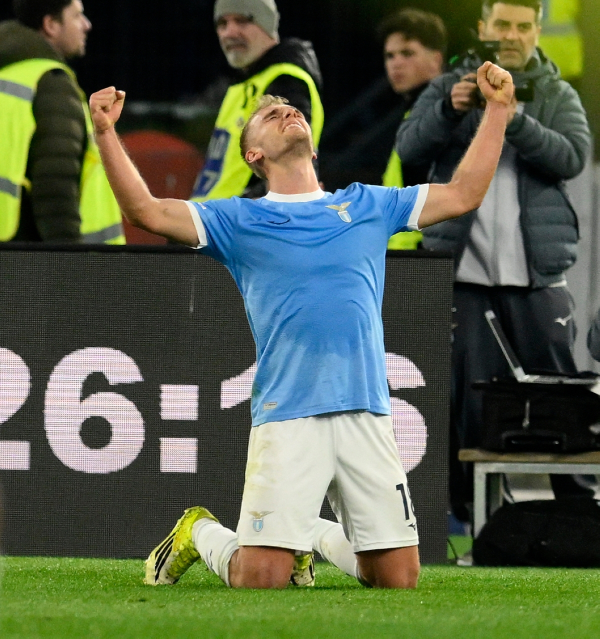 غوستاف إيزاكسن محتفلاً بهدفه في مرمى ميلان