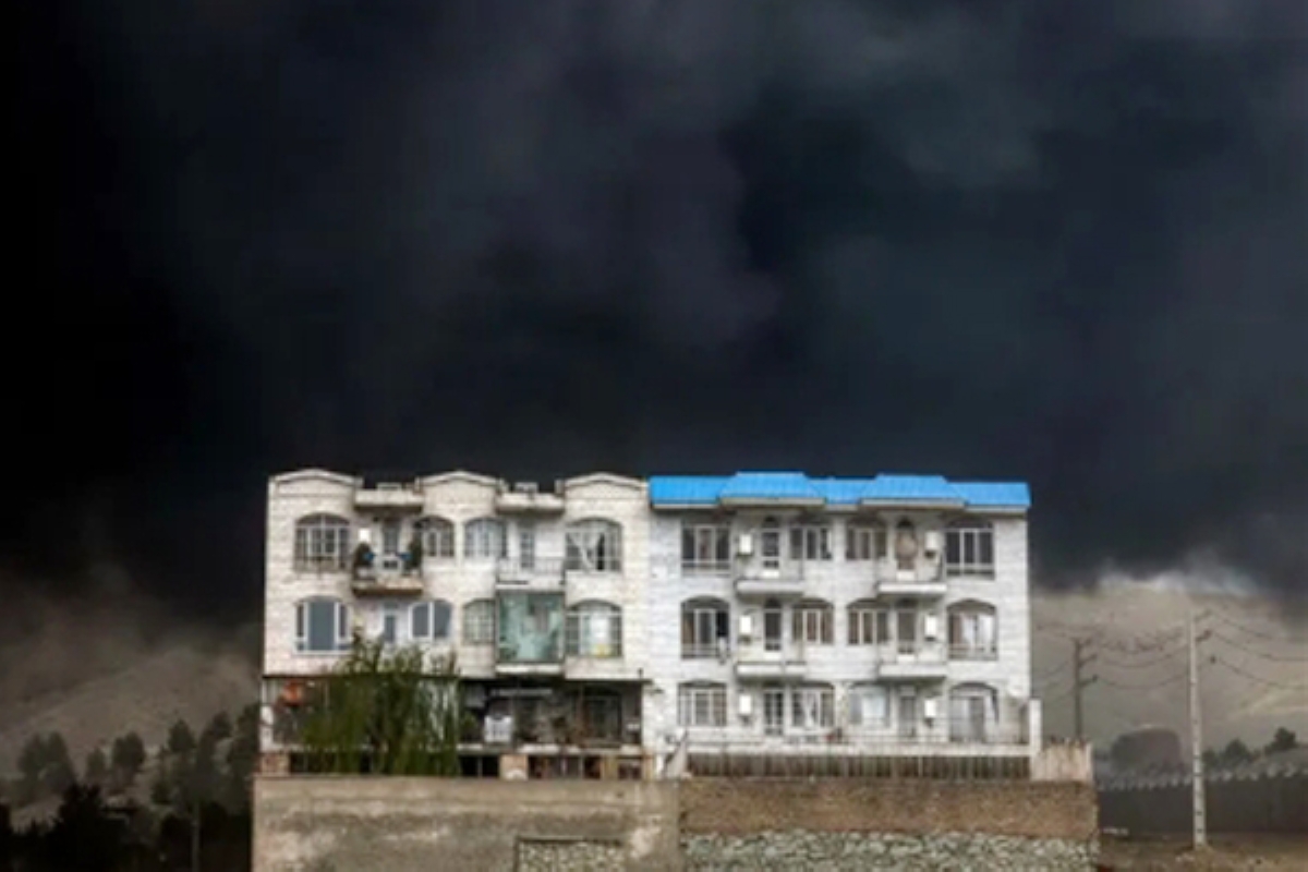 سحابة سوداء تغطي سماء طهران بعد غارات إسرائيلية - أميركية 