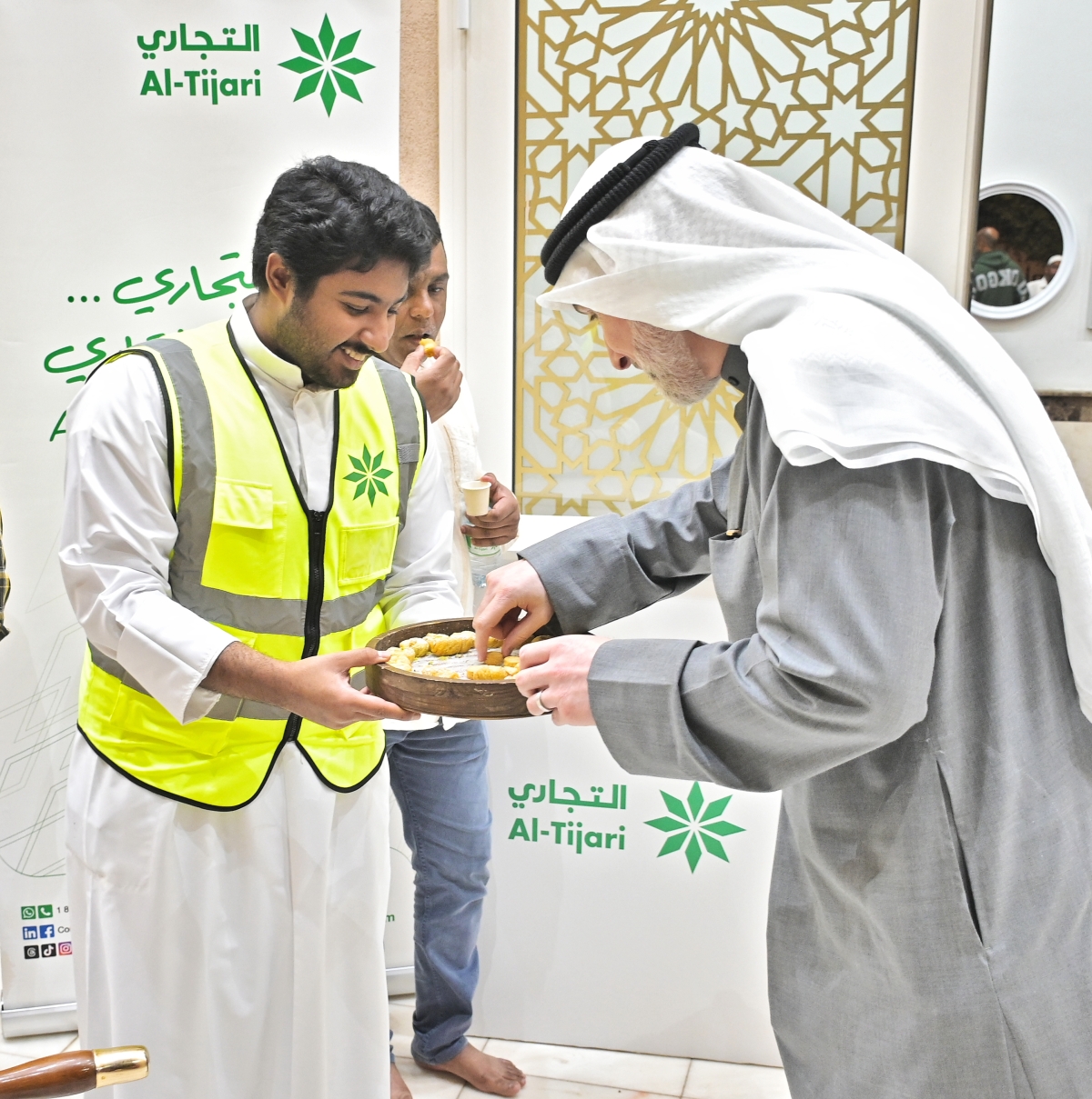 جانب من خدمة المصلين