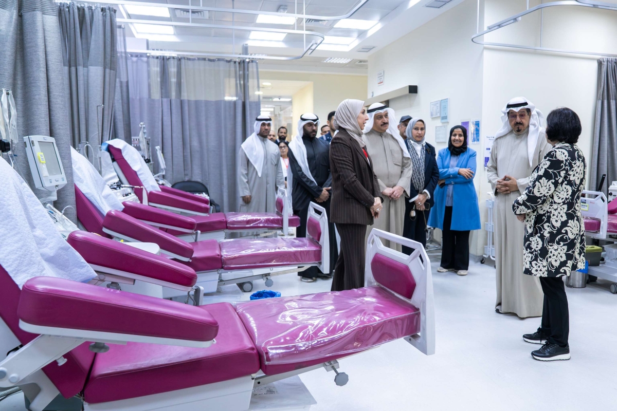 العبدالله مستمعاً إلى شرح خلال زيارته بنك الدم