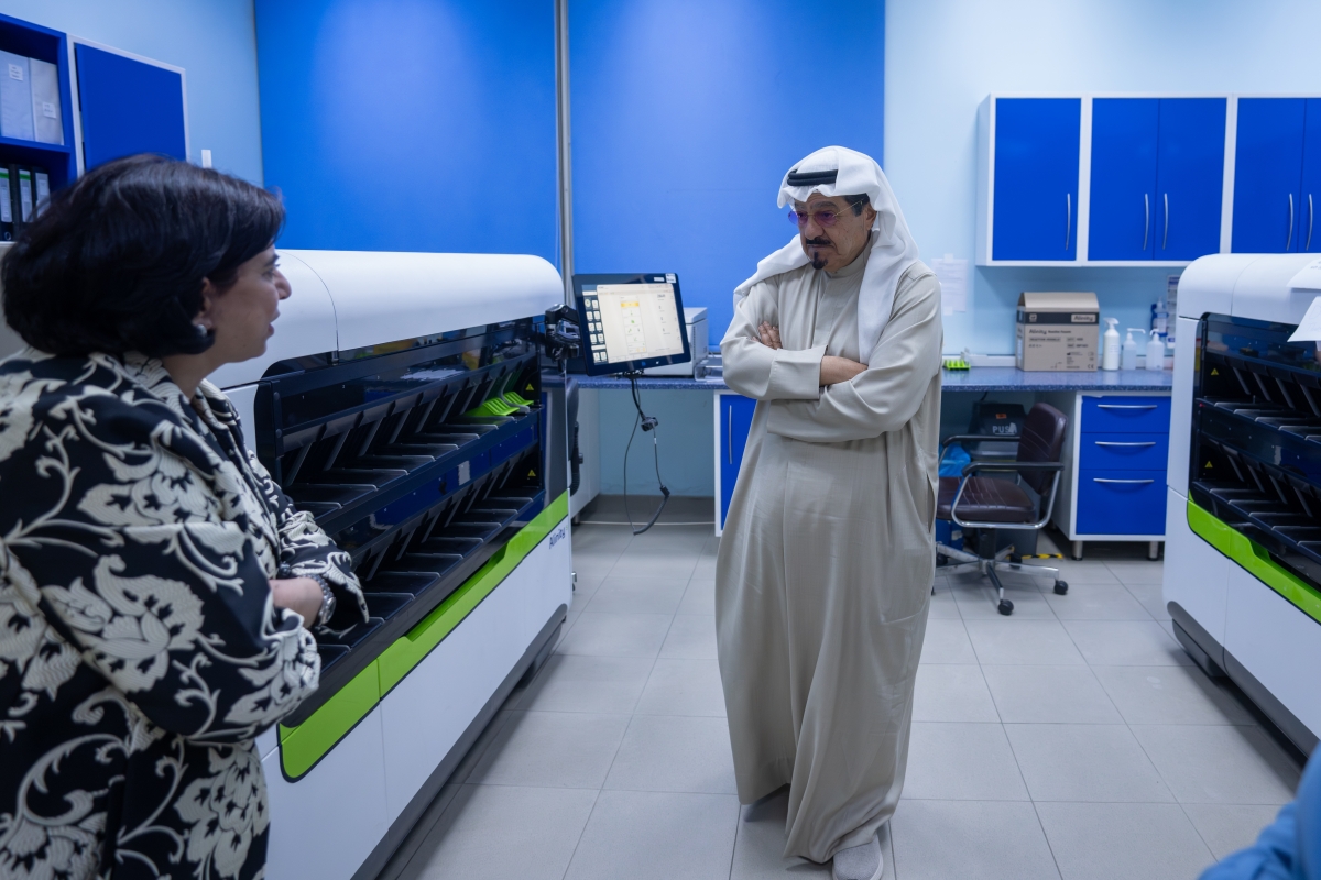 جانب من زيارة رئيس الوزراء إلى بنك الدم