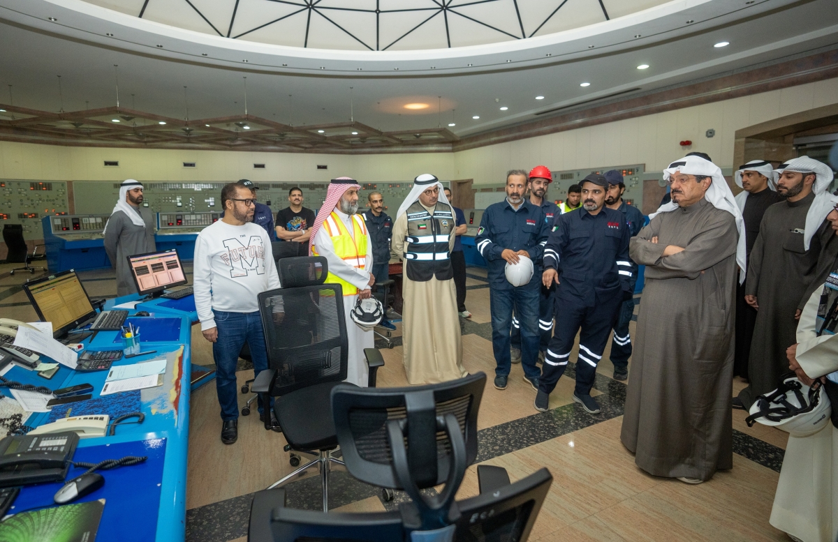 رئيس الوزراء مع وزير الكهرباء والكوادر والعاملين في محطة الصبية