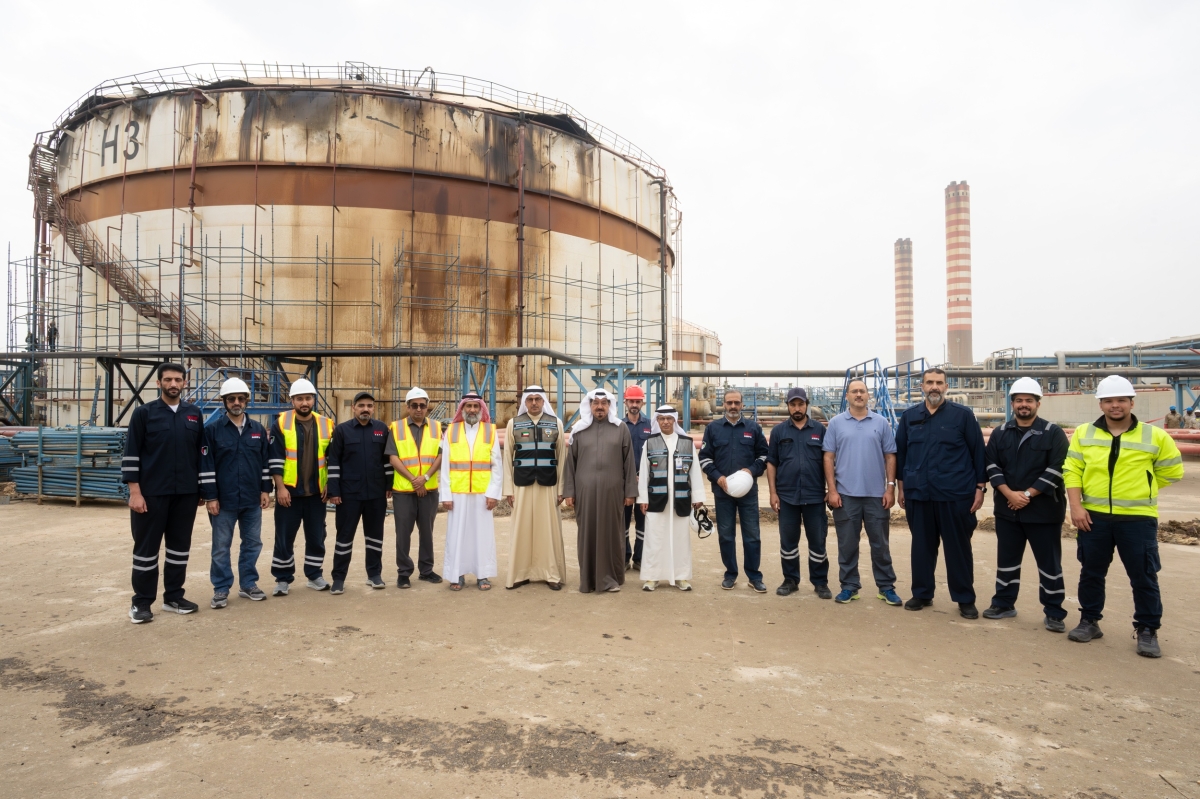 

رئيس الوزراء خلال زيارته التفقدية لمحطة الصبية ومنطقة خزانات الوقود في المحطة التي تعرضت لأضرار محدودة نتيجة الاستهداف السافر 