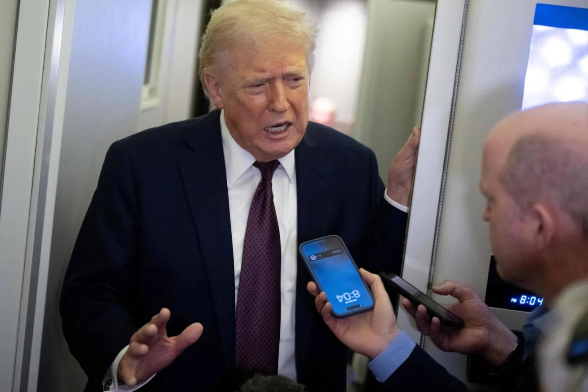 الرئيس الأميركي متحدثاً مع الصحافيين على متن الطائرة الرئاسية (أ ف ب)