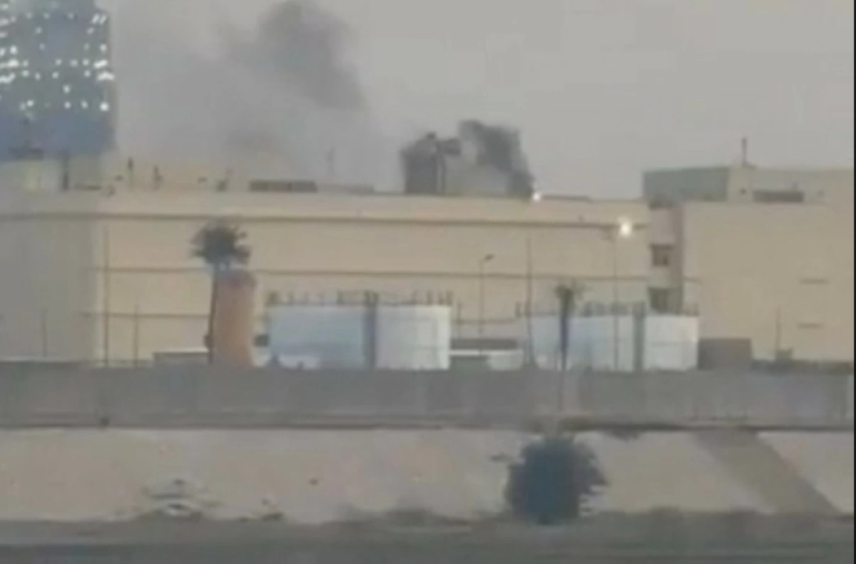 صورة تداولتها مواقع لدخان متصاعد من مبنى السفارة الأميركية في بغداد