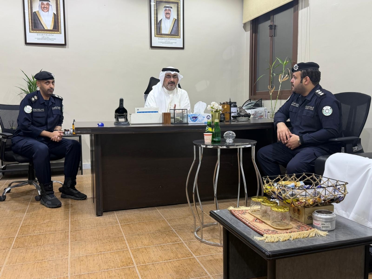 المحافظ مجتمعاً مع ضابطين من المخفر