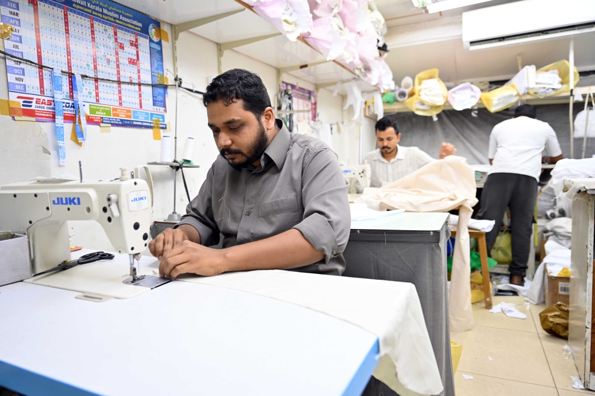 خياط يسابق الزمن 