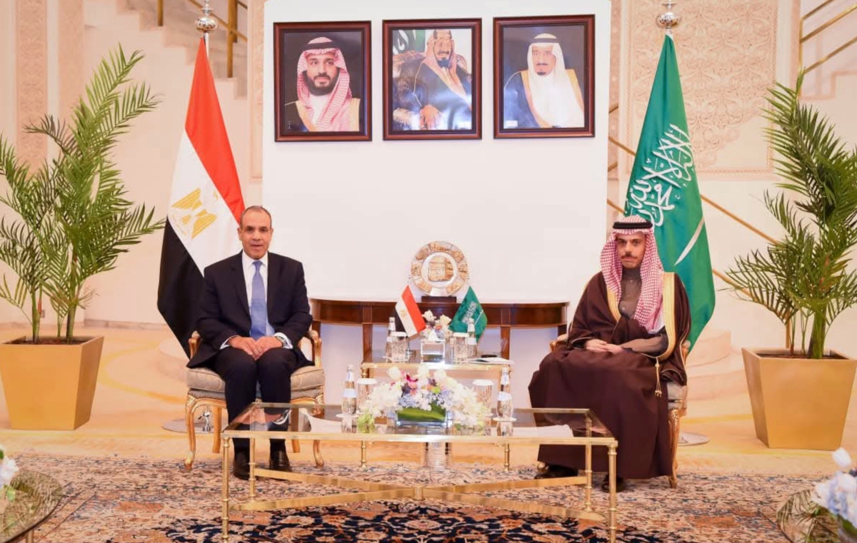 فيصل بن فرحان مستقبلاً عبدالعاطي في الرياض