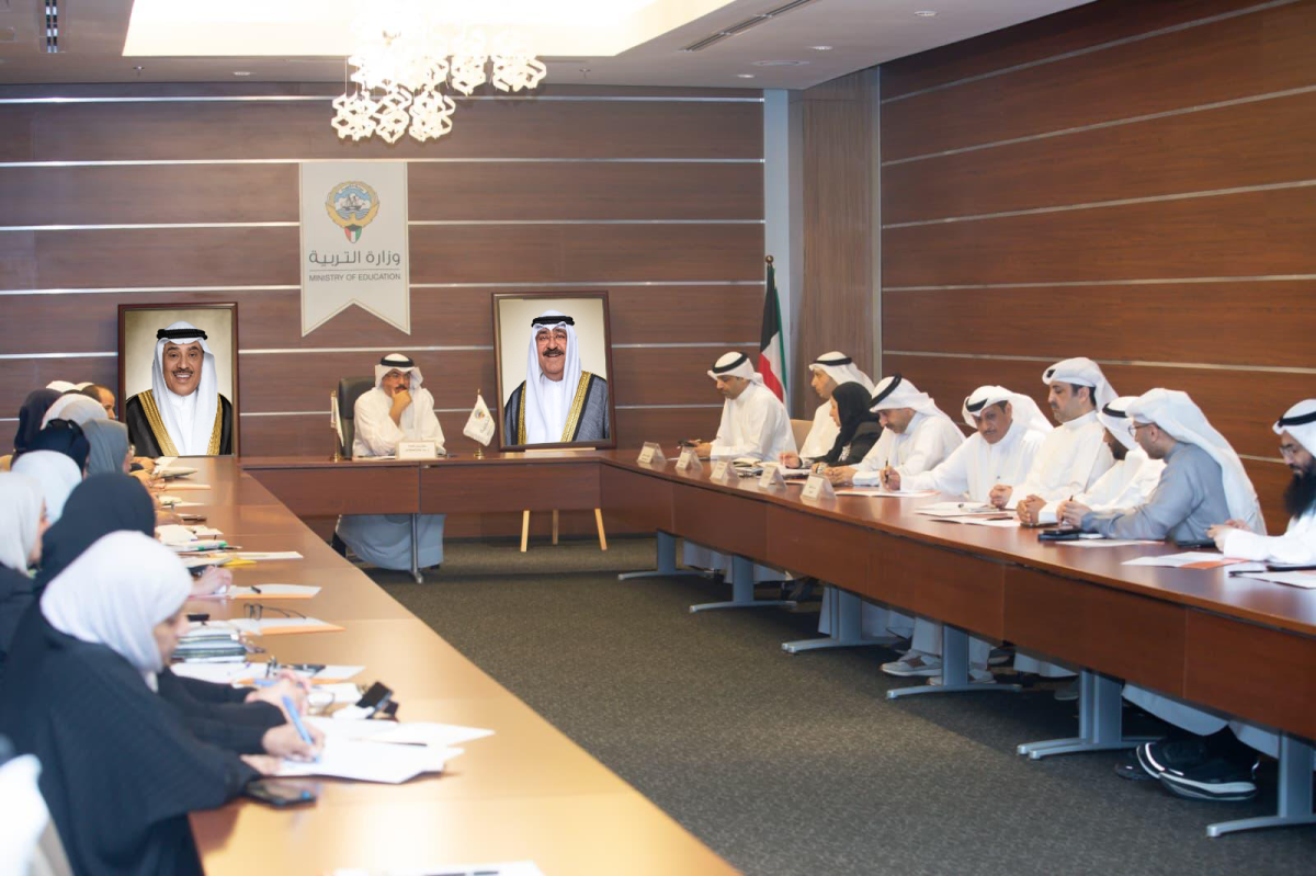 الطبطبائي مترئساً الاجتماع مع قيادات وزارة التربية