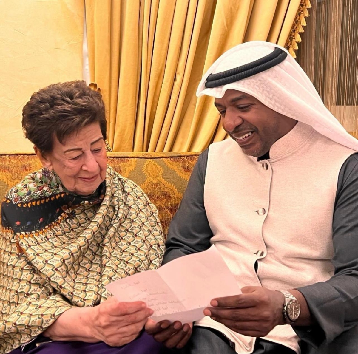 العبكل وماما أنيسة يراجعان النص