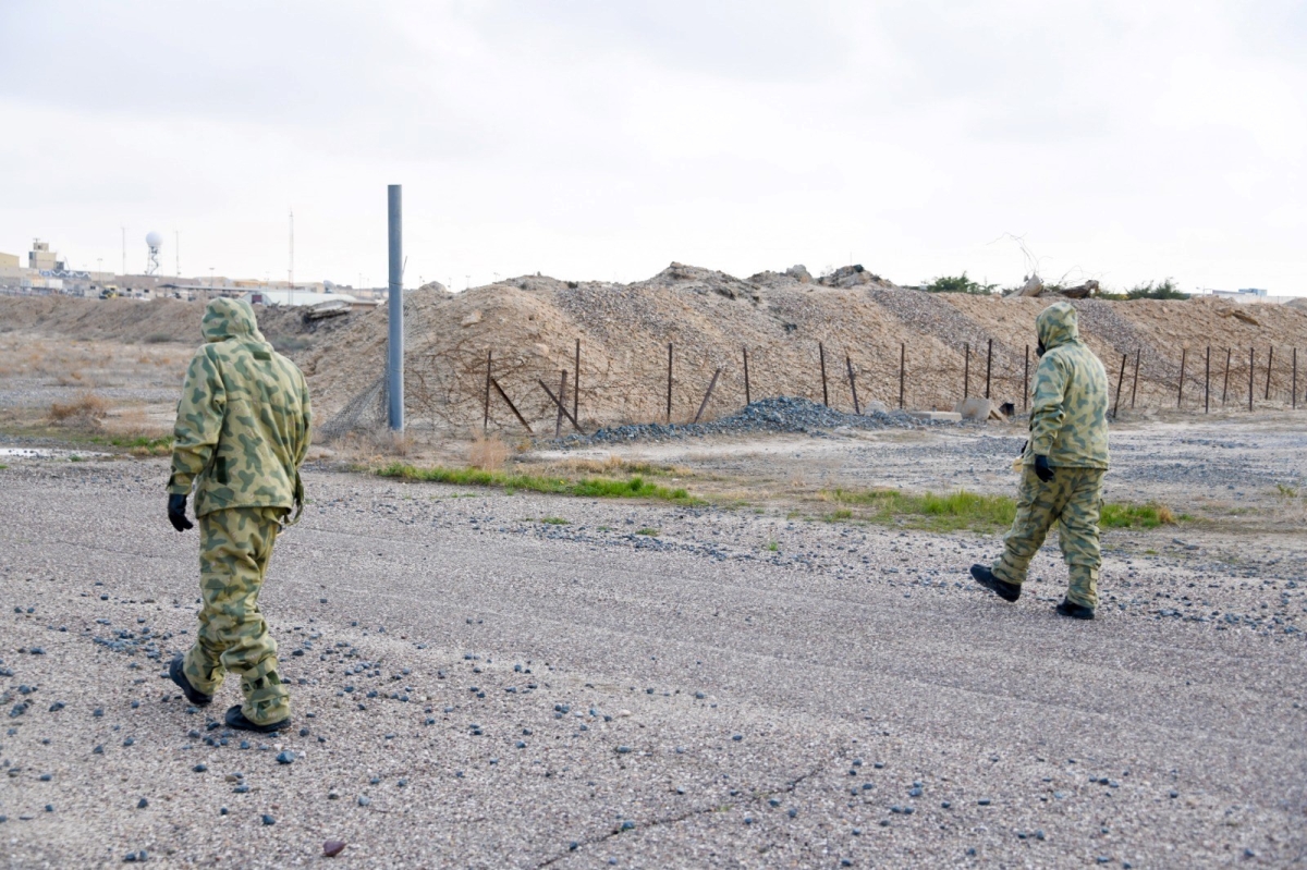 عنصران يجريان عملية رصد للهواء