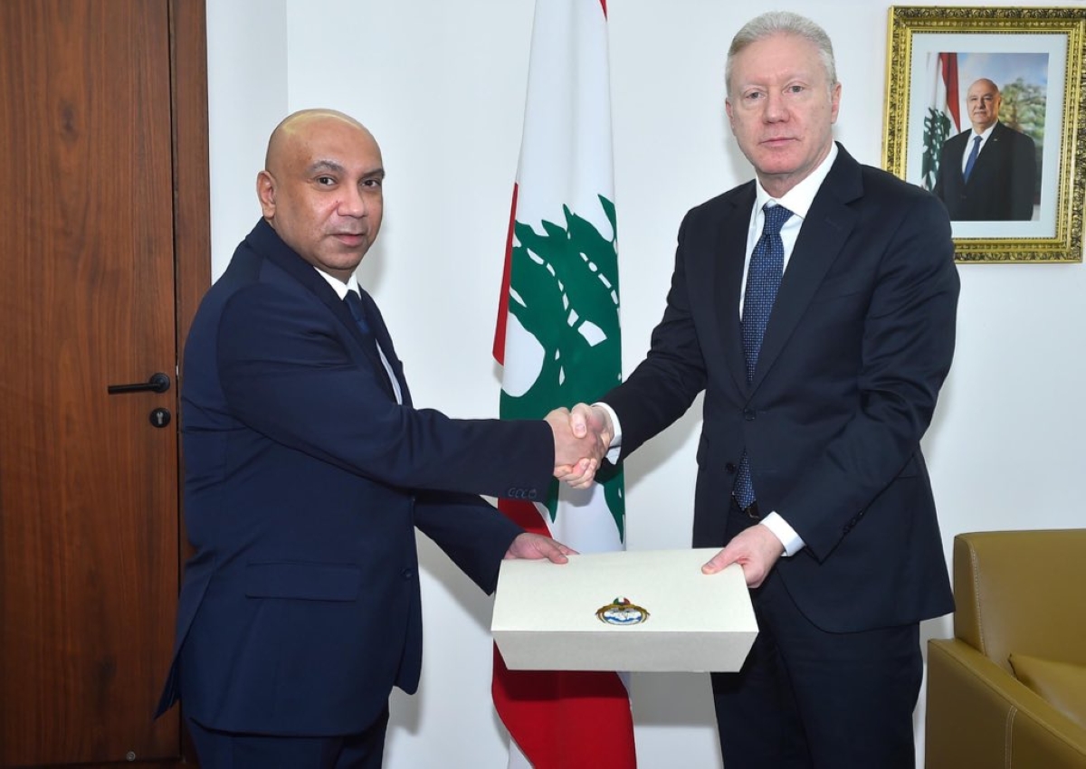 رجي يتسلم نسخة من أوراق اعتماد الشرجي 