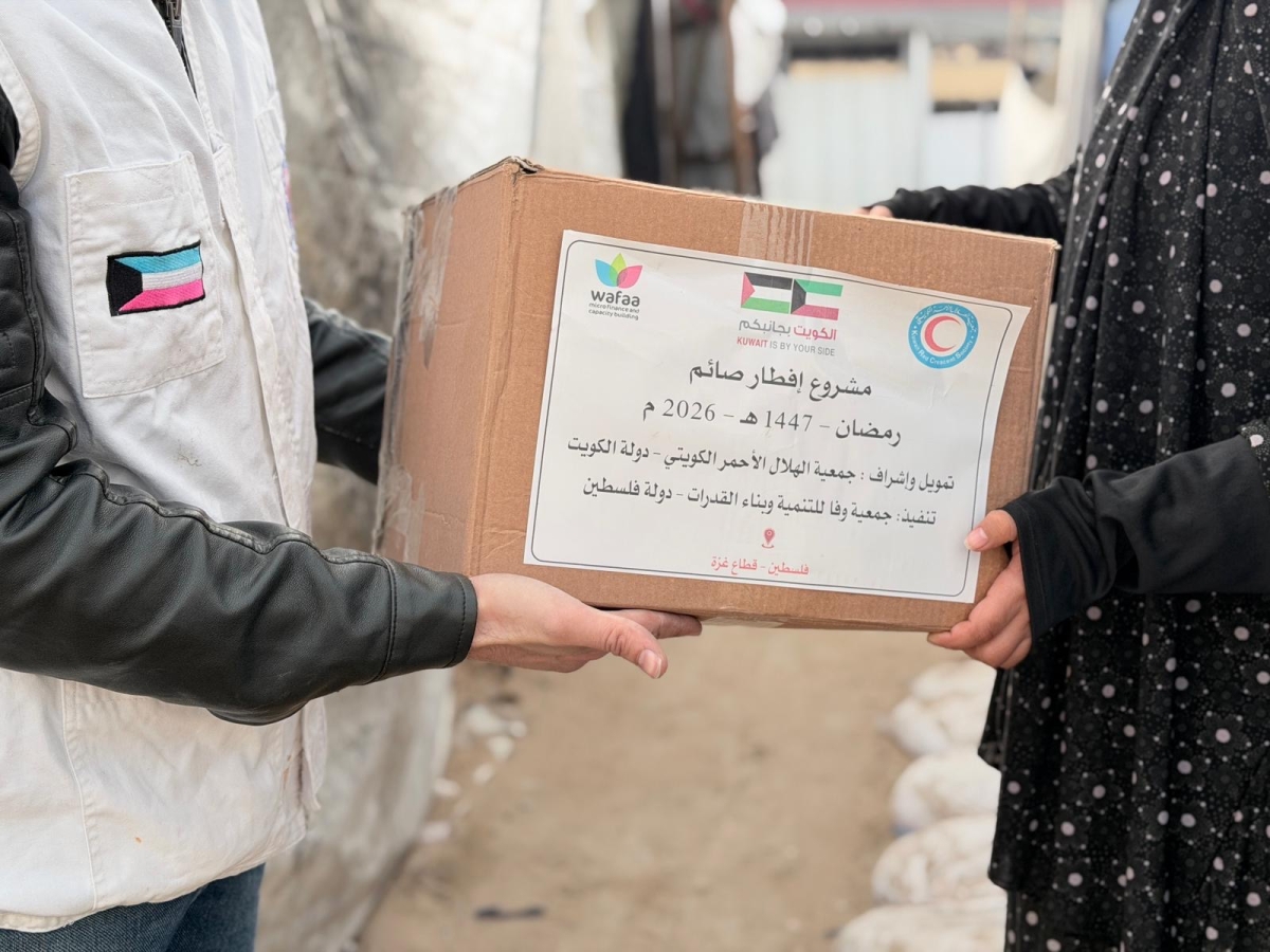 تسليم أحد الطرود الغذائية لسيدة فلسطينية 