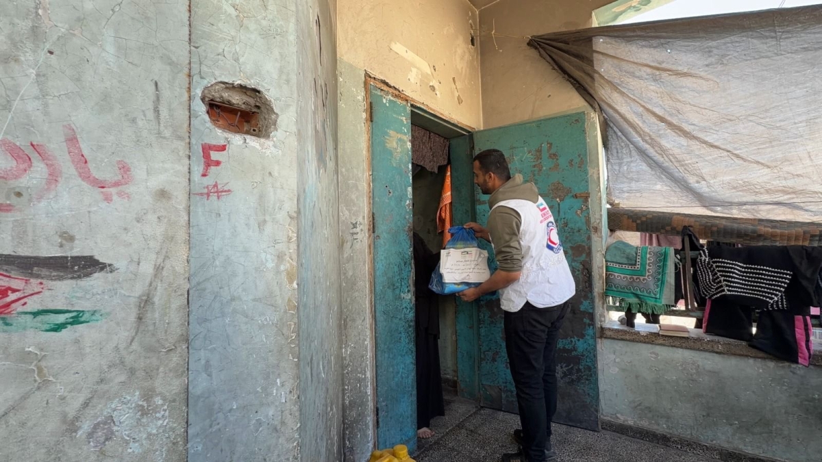 جانب من توزيع السلال الغذائية 