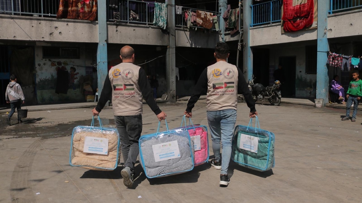 جانب من توزيع البطانيات