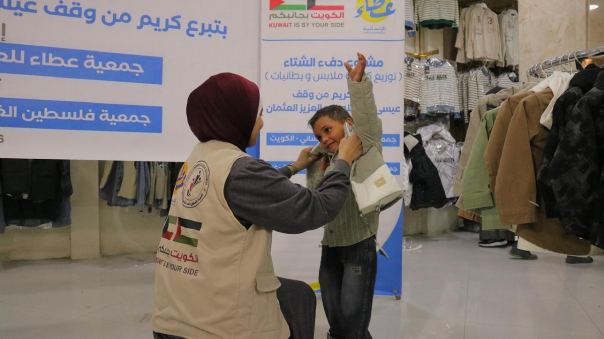 توزيع الملابس على أحد أطفال غزة