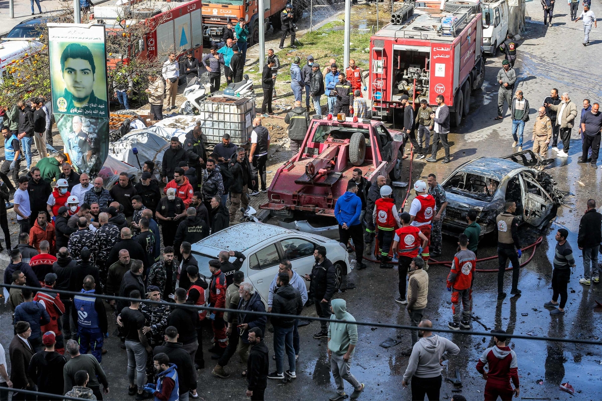 الدفاع المدني يتفقد سيارة استهدفتها غارة إسرائيلية في صيدا (أ ف ب)