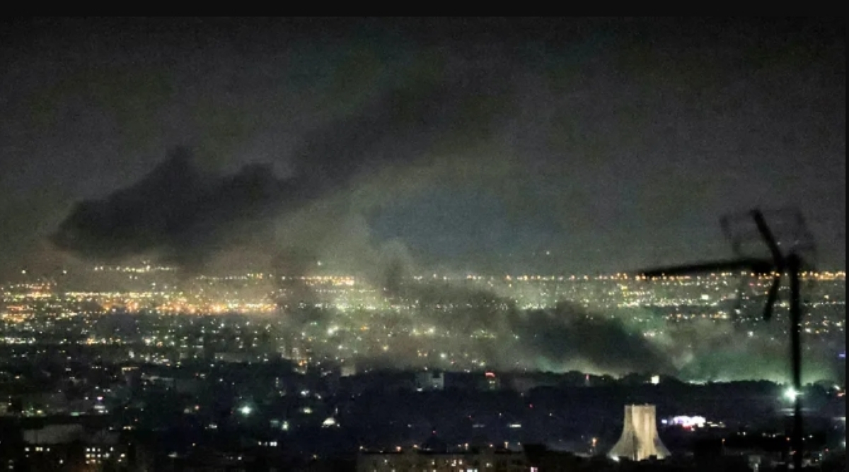 دخان غارات إسرائيلية على شمال إيران