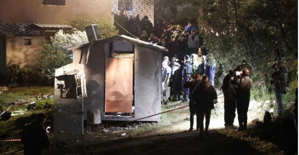 الشظايا وقعت فوق صالون تجميل في بلدة بيت عوا  (أ ف ب)