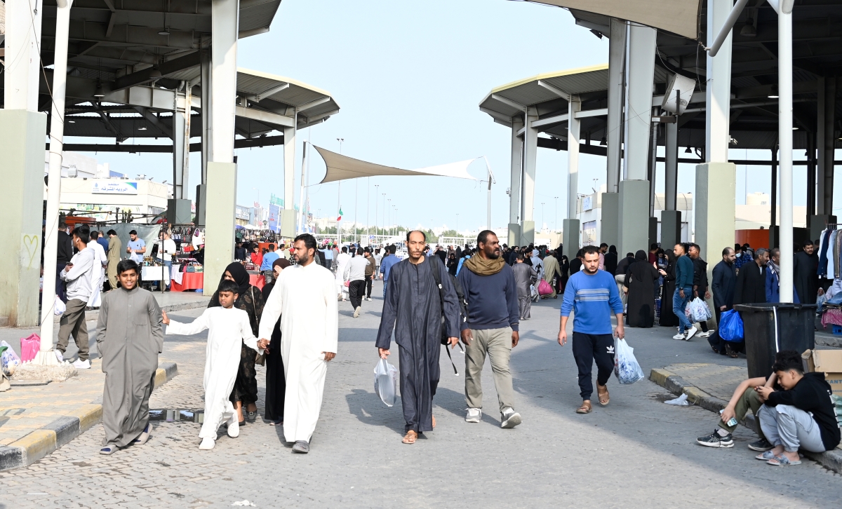 سوق الجمعة... وجهة أسبوعية للمتسوقين 