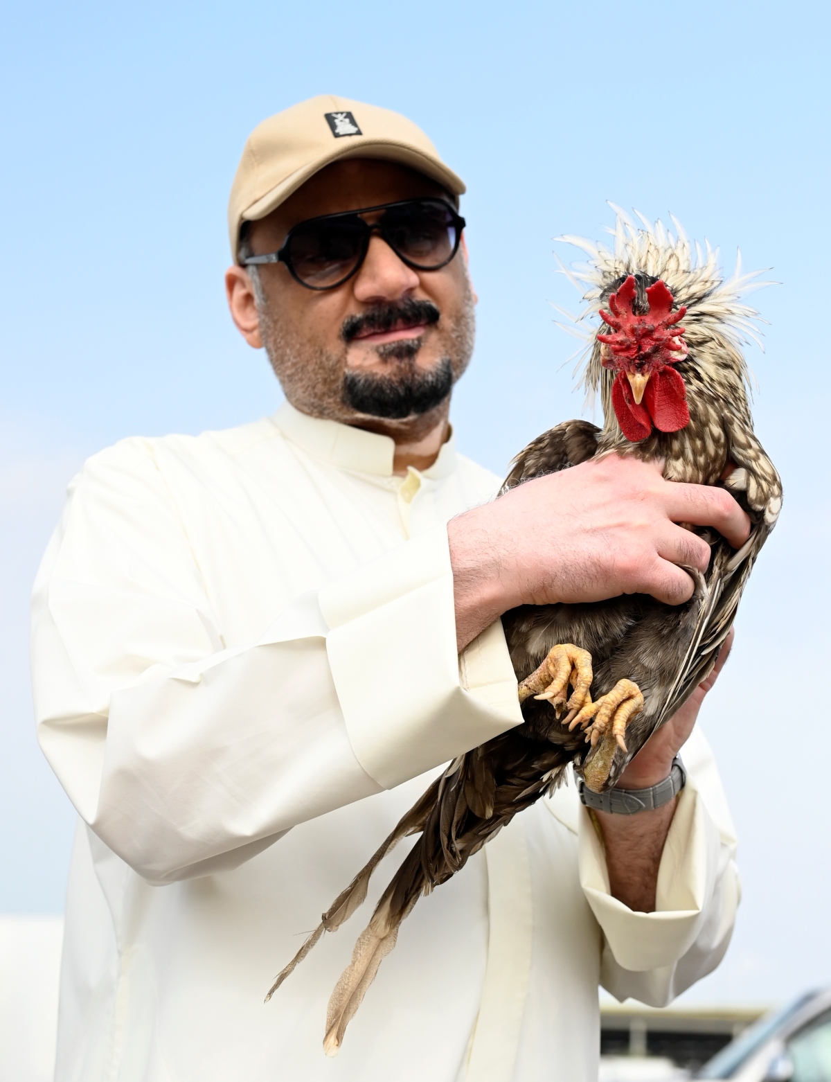 الزميل ناصر الفرحان يستعرض أحد الطيور