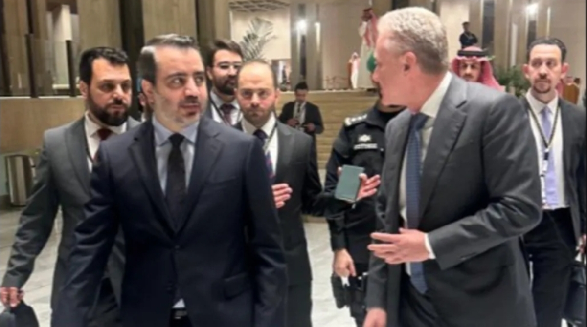 حديث جانبي بين رجي والشيباني في الرياض