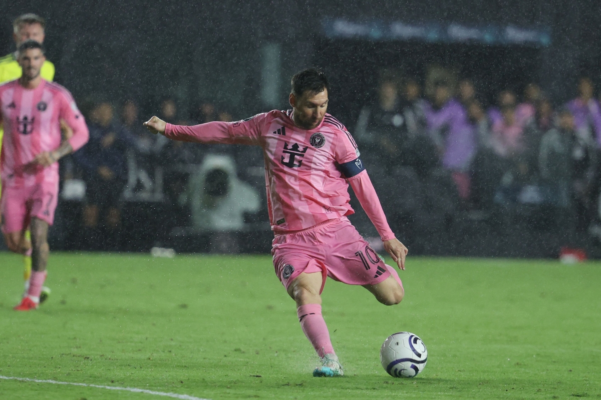 ميسي مسدداً الكرة (أ ف ب)