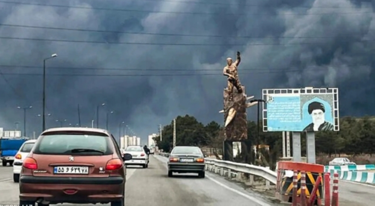 دخان الغارات الأميركية - الإسرائيلية على إيران