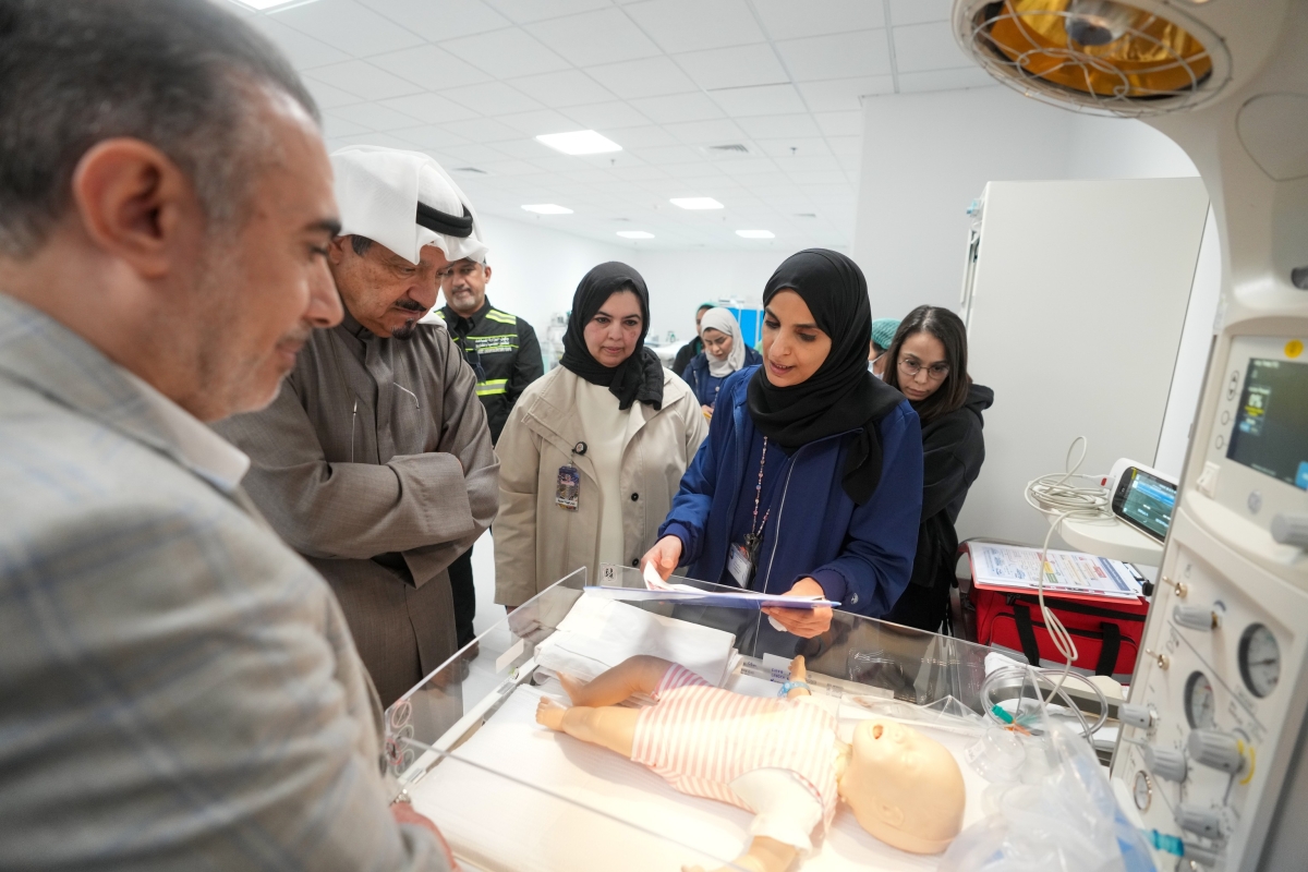 رئيس الوزراء يستمع إلى آلية العمل في مستشففى الولادة