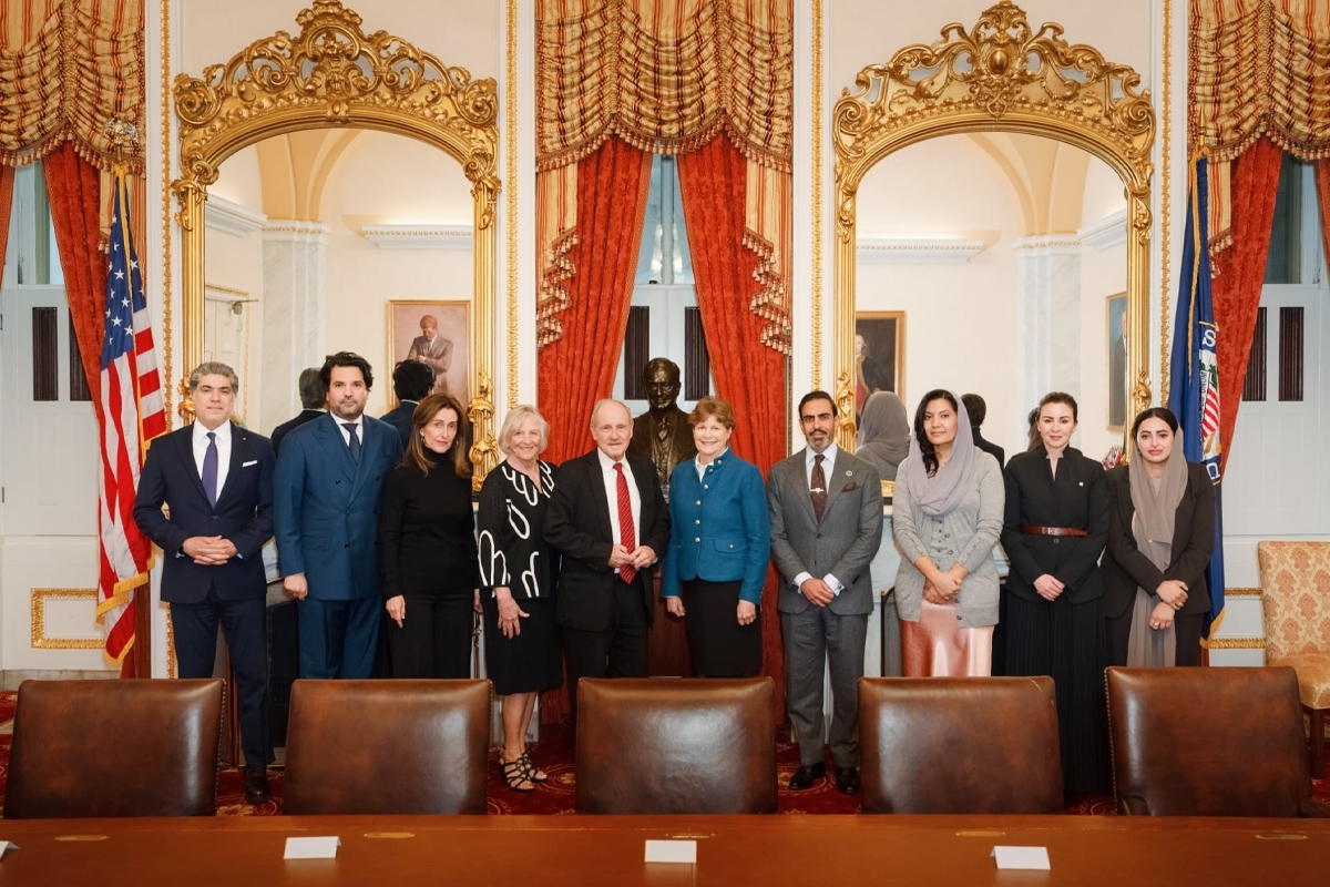 لقطة جماعية للمشاركين في الاجتماع