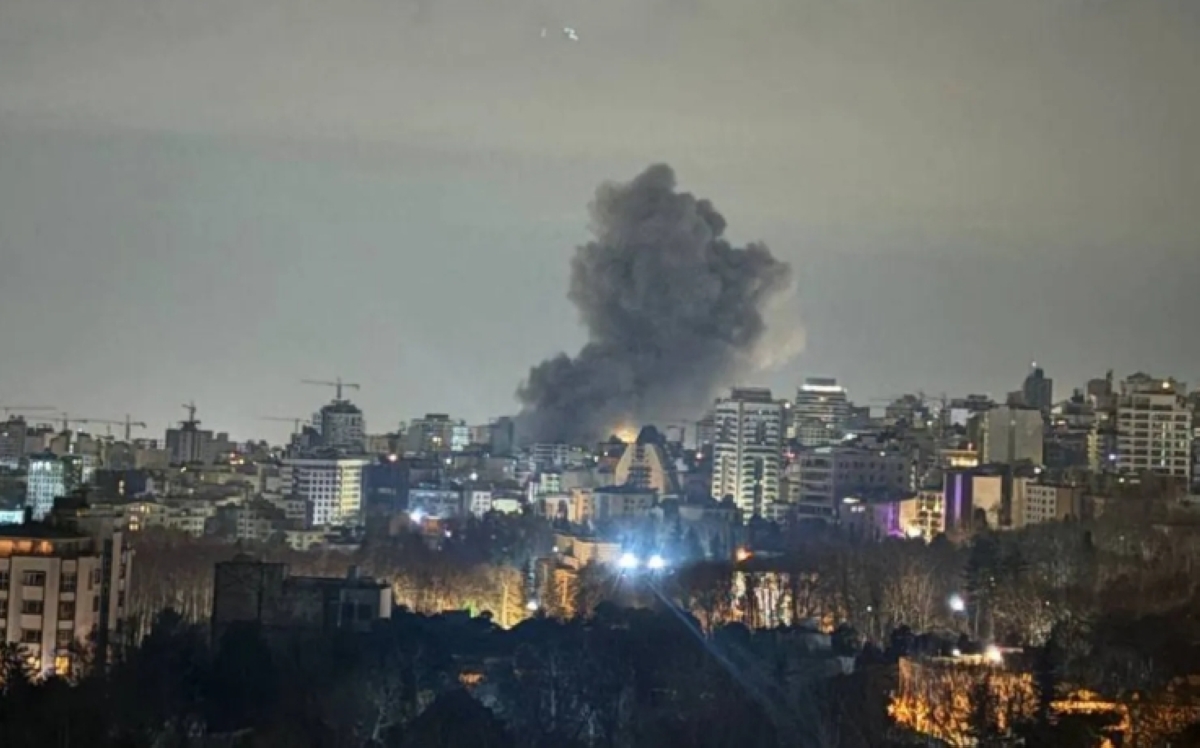 دخان غارات أميركية - إسرائيلية على شمال طهران