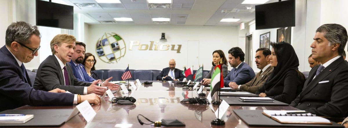 سفيرة الكويت بواشنطن خلال الاجتماع مع وكيل وزارة الحرب الأميركية