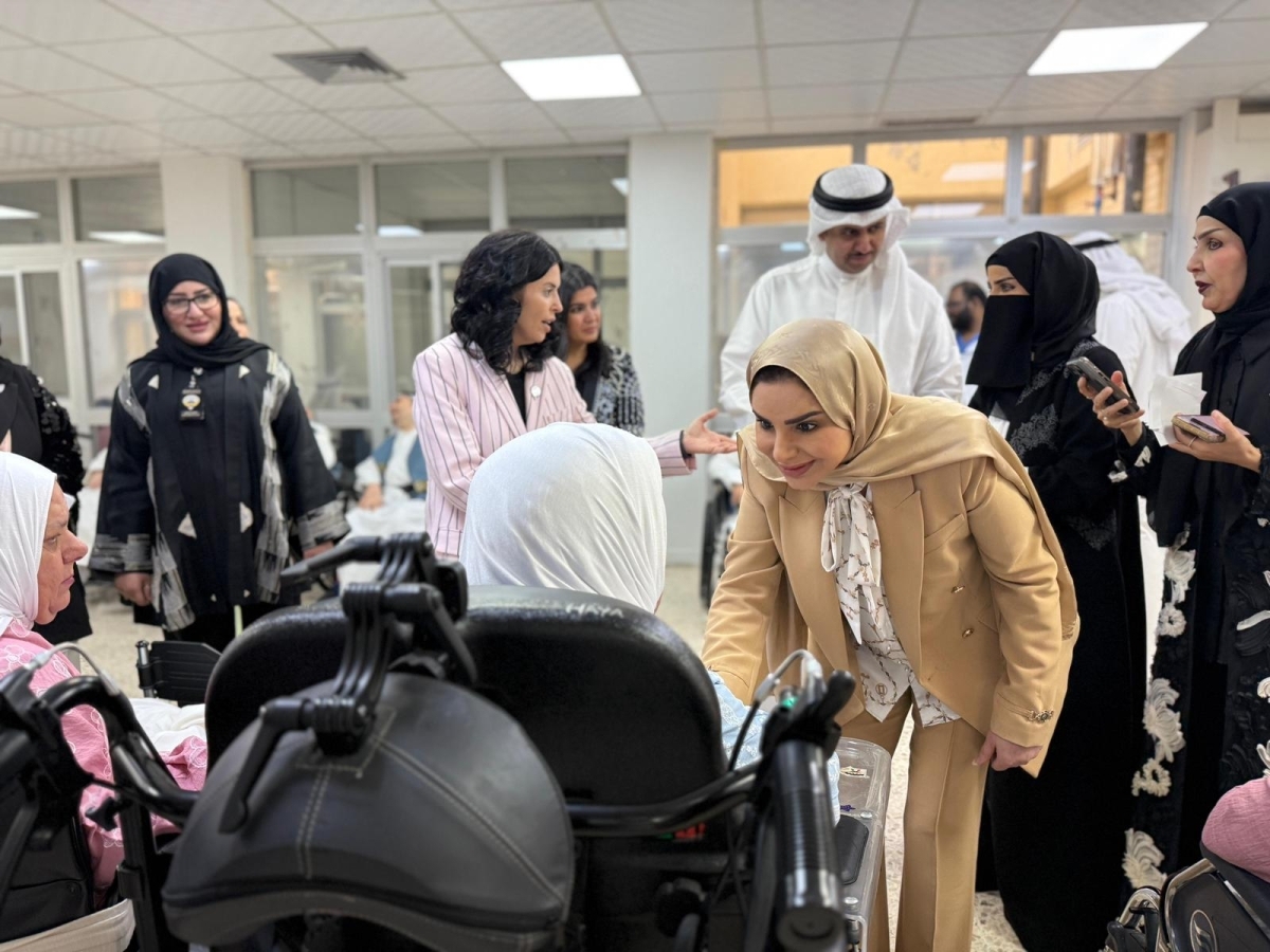 الوزيرة تُعايد إحدى النزيلات 