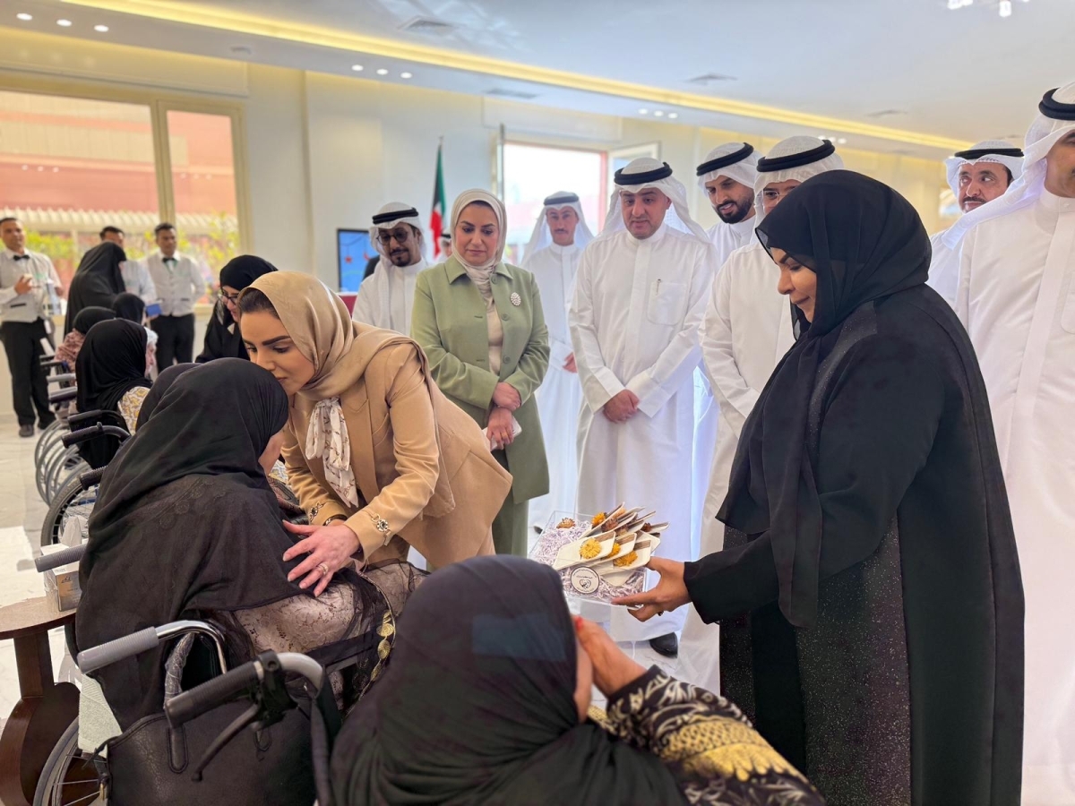 الحويلة تُقبّل إحدى نزيلات دور الرعاية