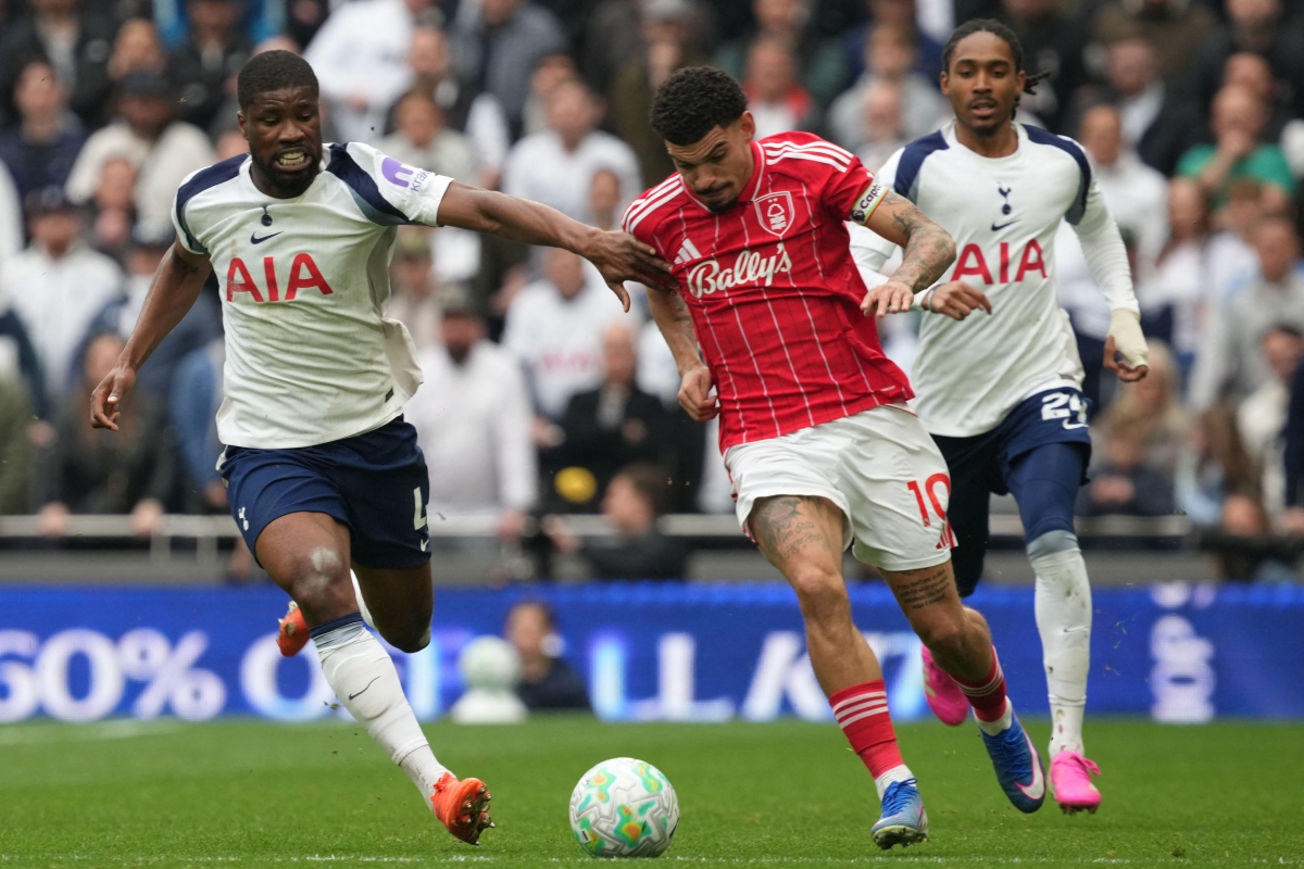 مورغان جيبس-وايت منطلقاً بالكرة أمام كيفن دانسو