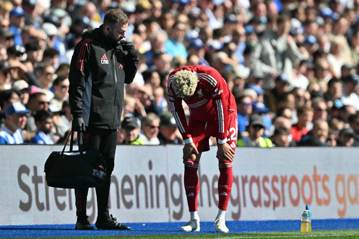  هوغو إيكيتيكي تعرض للإصابة خلال المباراة أمام برايتون (أ ف ب)