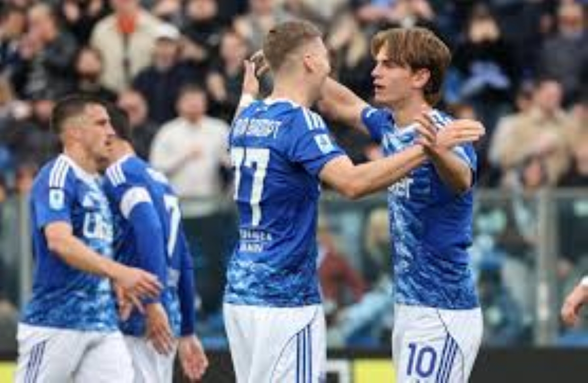 باس محتفلاً بهدفه في مرمى بيزا