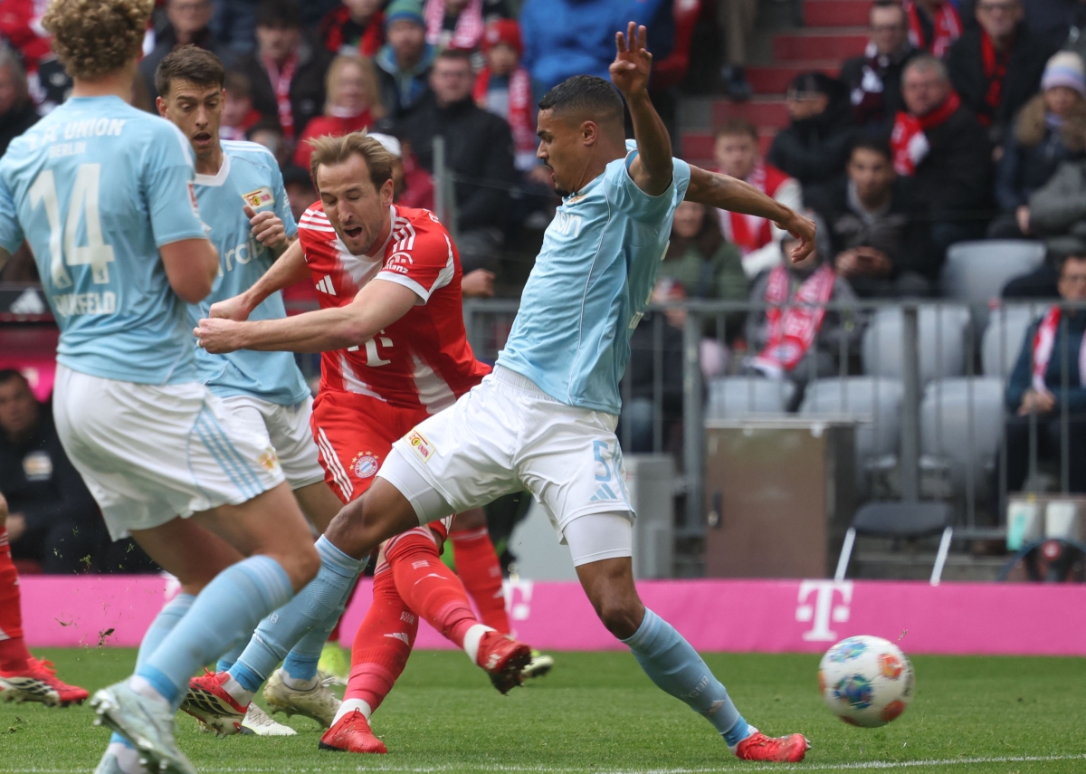 هاري كاين مسدداً الكرة على مرمى أونيون برلين (أ ف ب)