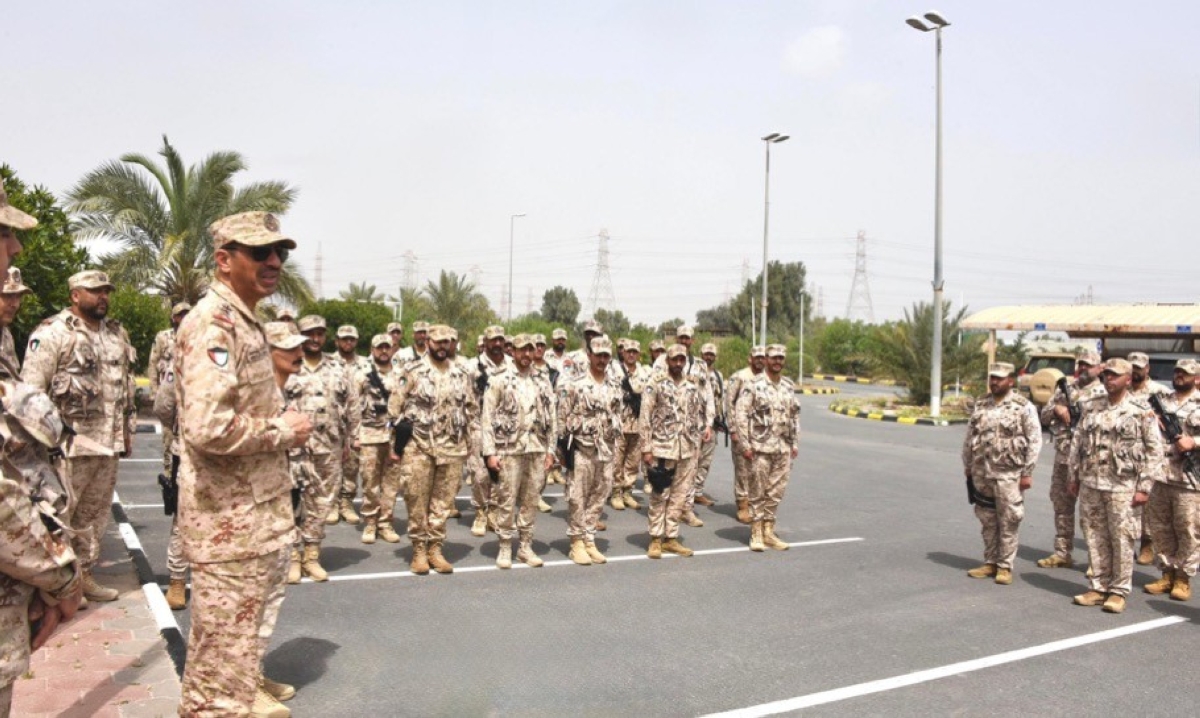 رئيس الأركان لدى تفقده أحد المواقع العسكرية