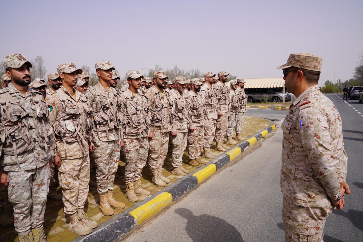 نائب رئيس الأركان يتحدث إلى عناصر أحد المواقع