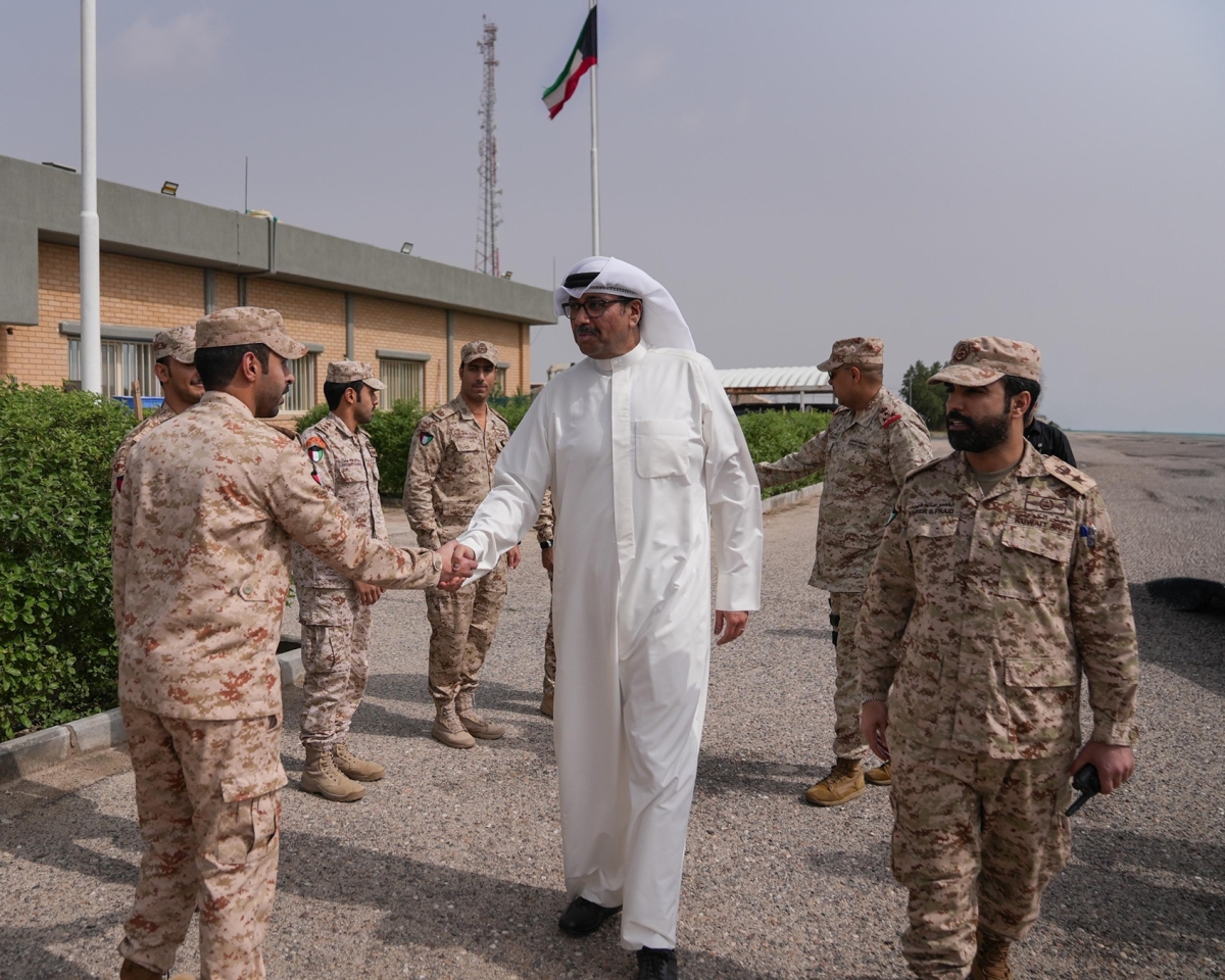 وزير الدفاع لدى زيارته إحدى القواعد العسكرية