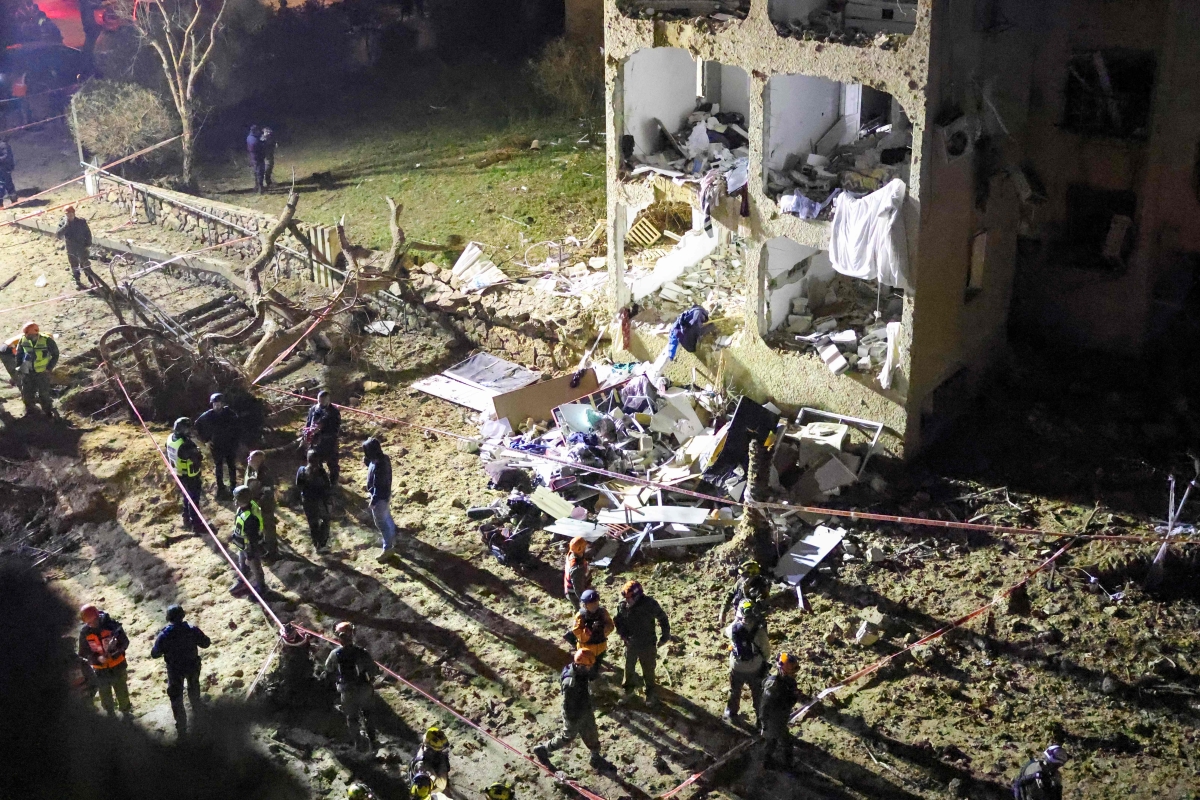 دمار واسع أحدثه صاروخ إيراني في مدينة عراد الإسرائيلية (أ ف ب)